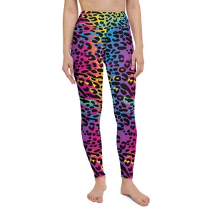 Pode incluir: Leggings de cintura alta com um padrão de leopardo colorido. A estampa apresenta um arco-íris de cores, incluindo rosa, amarelo, azul, verde e laranja. As leggings são feitas de um tecido elástico e confortável.