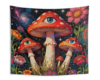 Può includere: Un vibrante arazzo con arte psichedelico. Tre grandi funghi rossi con pois bianchi e disegni di occhi sono il punto focale. Lo sfondo include una galassia stellata, fiori colorati e motivi intricati, creando una scena stravagante e artistica.