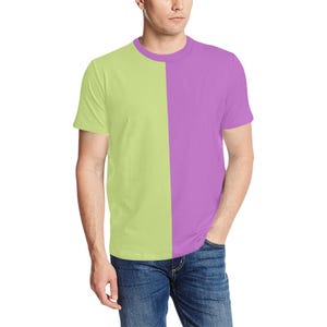 Könnte beinhalten: Ein kurzärmeliges T-Shirt mit Rundhalsausschnitt und zweifarbigem Design. Die linke Seite des Shirts ist in einem hellen Limettengrün gehalten, während die rechte Seite in einem hellen Violett gestaltet ist. Das Kleidungsstück hat eine normale Passform.