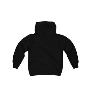 Op de afbeelding: Zwarte hoodie voor kinderen. De hoodie heeft lange mouwen en een zak.