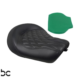 Op de afbeelding: Zwarte quilted motorfietszadel met een groene schuimmat.