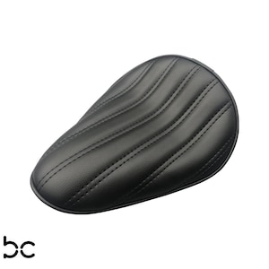 Puede incluir: Asiento de motocicleta de cuero negro con diseño acolchado.