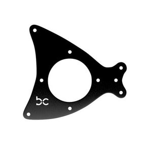 Può includere: Staffa in metallo nero con un'apertura circolare e più fori. La staffa ha le lettere "BC" stampate.