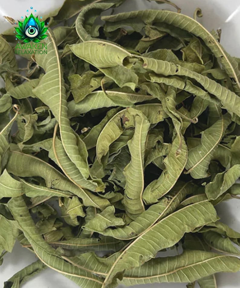 Puede incluir: Hojas de verbena secas, una hierba natural, en un mont&oacute;n. Las hojas son de color verde claro y tienen un tono ligeramente marr&oacute;n.