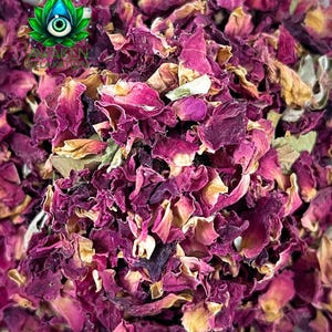 Op de afbeelding: Een verzameling gedroogde rozenblaadjes in tinten diep magenta, roze en gedempt beige. De blaadjes zijn gekreukt en vari&euml;ren in grootte. Een groen lotusbloemlogo met een centraal oog en de tekst AWAKEN RELAXATION is zichtbaar.