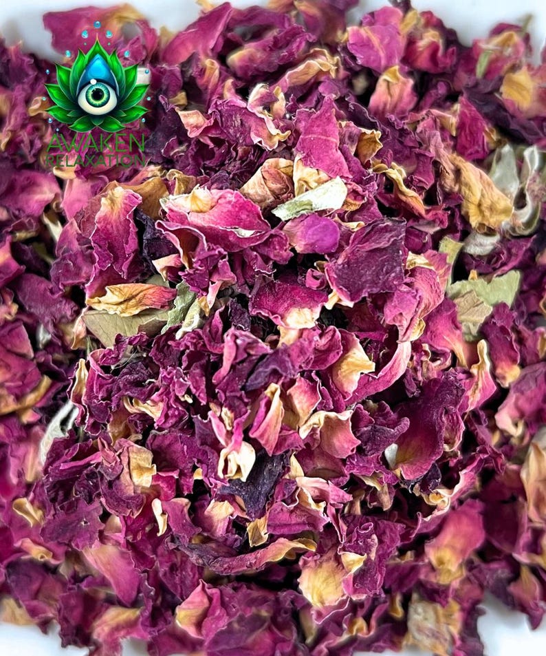 Op de afbeelding: Een verzameling gedroogde rozenblaadjes in tinten diep magenta, roze en gedempt beige. De blaadjes zijn gekreukt en vari&euml;ren in grootte. Een groen lotusbloemlogo met een centraal oog en de tekst AWAKEN RELAXATION is zichtbaar.