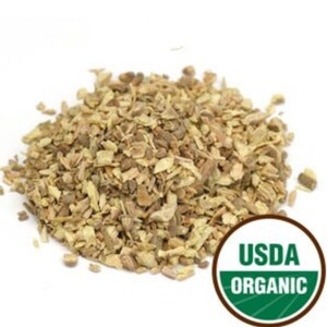Puede incluir: Primer plano de un mont&oacute;n de ra&iacute;z de regaliz org&aacute;nica seca, de color marr&oacute;n claro y beige. La ra&iacute;z est&aacute; cortada en trozos peque&ntilde;os. La imagen tambi&eacute;n incluye un sello USDA Organic.