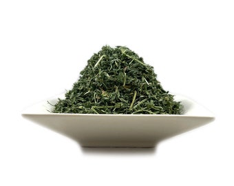 Biologisch alfalfablad: vers gesneden en gezeefde Medicago Sativa