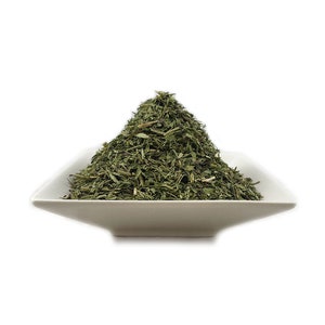 Pode incluir: Um prato de cer&acirc;mica branco cheio de um monte de ervas verdes secas.