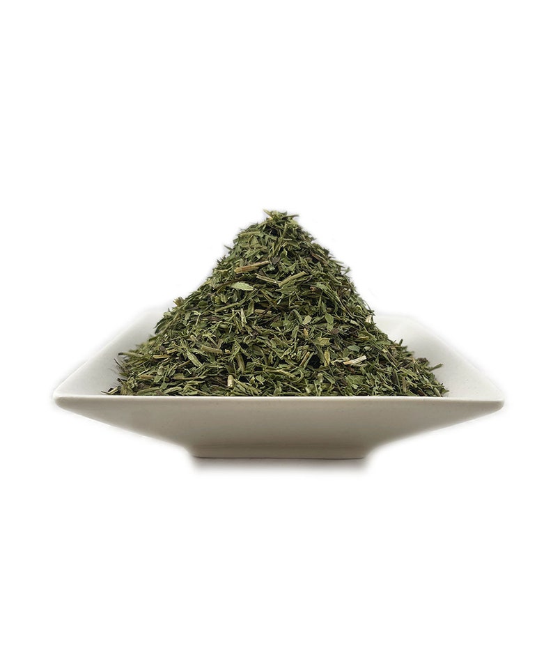 Pode incluir: Um prato de cer&acirc;mica branco cheio de um monte de ervas verdes secas.