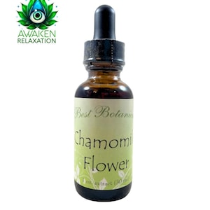 Op de afbeelding: Een bruine glazen fles met een druppelaar, met het label "Best Botanicals Chamomile Flower 1 oz. extract (30 ml)".
