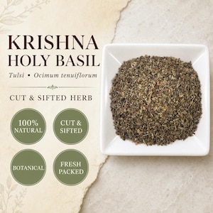 Op de afbeelding: Een vierkante witte kom gevuld met gedroogde, donkergroene Krishna heilige basilicum, ook bekend als Tulsi of Ocimum tenuiflorum. De tekst op de afbeelding luidt KRISHNA HOLY BASIL, Tulsi, Ocimum tenuiflorum, CUT & SIFTED HERB, 100% NATURAL en FRESH PACKED.