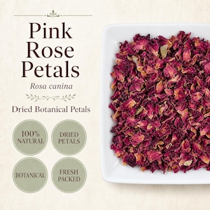 Op de afbeelding: Een vierkante witte schaal gevuld met gedroogde roze rozenblaadjes, gelabeld met Pink Rose Petals, Rosa canina en Dried Botanical Petals. Vier ronde iconen vermelden 100% Natural, Dried Petals, Botanical en Fresh Packed in donkere tekst.