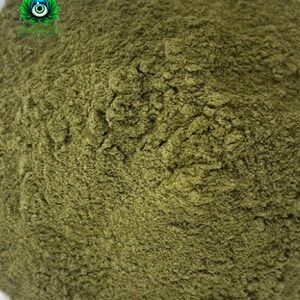 Puede incluir: Una vista de cerca de un mont&oacute;n de polvo verde oscuro finamente molido. El polvo est&aacute; distribuido uniformemente y tiene una textura suave y consistente.