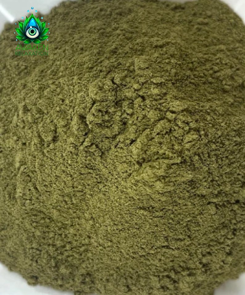 Puede incluir: Una vista de cerca de un mont&oacute;n de polvo verde oscuro finamente molido. El polvo est&aacute; distribuido uniformemente y tiene una textura suave y consistente.