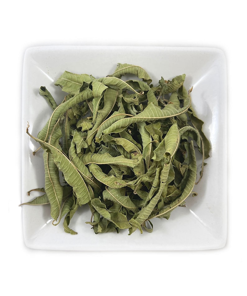 Puede incluir: Un plato cuadrado de cer&aacute;mica blanca lleno de hojas de verbena de lim&oacute;n secas verdes.