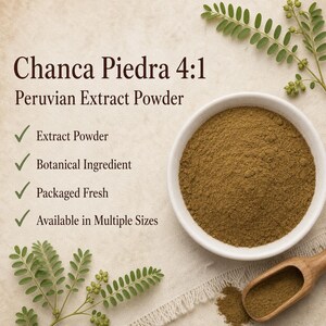 Puede incluir: Un cuenco blanco lleno de polvo de extracto peruano Chanca Piedra 4:1, acompa&ntilde;ado de una cuchara de madera y hojas verdes. El texto dice: Chanca Piedra 4:1, Peruvian Extract Powder, Extract Powder, Botanical Ingredient, Packaged Fresh, Available in Multiple Sizes.