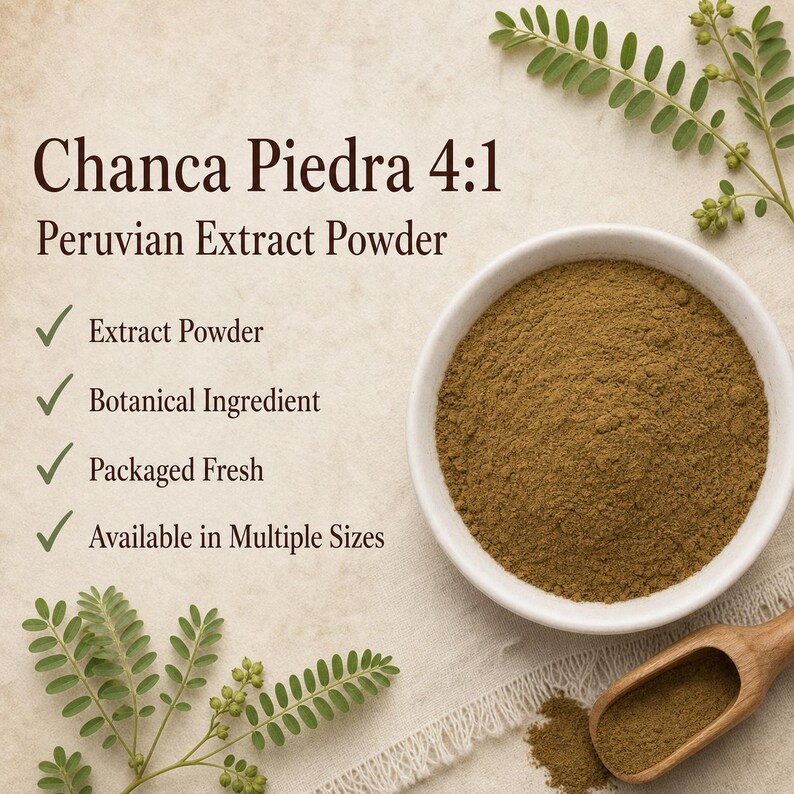 Puede incluir: Un cuenco blanco lleno de polvo de extracto peruano Chanca Piedra 4:1, acompa&ntilde;ado de una cuchara de madera y hojas verdes. El texto dice: Chanca Piedra 4:1, Peruvian Extract Powder, Extract Powder, Botanical Ingredient, Packaged Fresh, Available in Multiple Sizes.