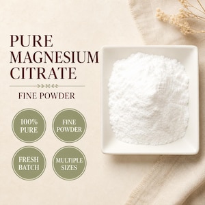 Może przedstawiać: Kwadratowa biała miseczka wypełniona białym proszkiem cytrynianu magnezu. Tekst po lewej stronie brzmi PURE MAGNESIUM CITRATE FINE POWDER, z czterema zielonymi okręgami oznaczonymi 100% PURE, FINE POWDER, FRESH BATCH oraz MULTIPLE SIZES.
