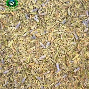 Pu&ograve; includere: Primo piano di un mix di erbe secche e boccioli di lavanda. Le erbe sono un mix di verde e marrone, e i boccioli di lavanda sono di un viola chiaro.