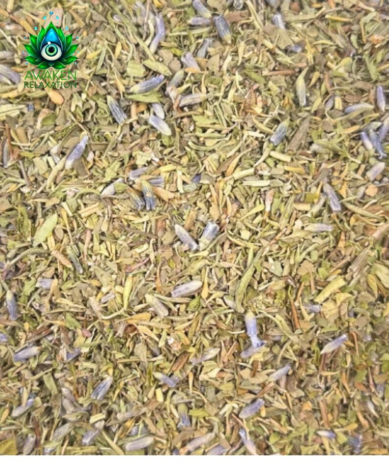 Pu&ograve; includere: Primo piano di un mix di erbe secche e boccioli di lavanda. Le erbe sono un mix di verde e marrone, e i boccioli di lavanda sono di un viola chiaro.