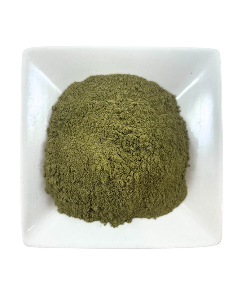 Puede incluir: Un peque&ntilde;o plato cuadrado blanco lleno de un mont&oacute;n de polvo verde finamente molido.
