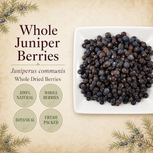 Könnte beinhalten: Eine quadratische weiße Schale gefüllt mit dunkelvioletten und schwarzen ganzen getrockneten Wacholderbeeren. Der Text lautet Whole Juniper Berries, Juniperus communis, Whole Dried Berries, 100% Natural, Whole Berries, Botanical und Fresh Packed.