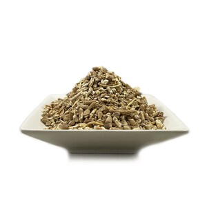 Puede incluir: Un plato de cer&aacute;mica blanco lleno de trozos de ra&iacute;z secos de color marr&oacute;n claro y beige.