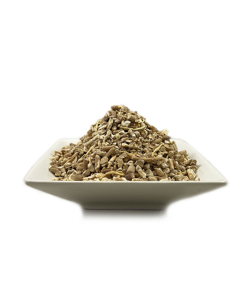 Puede incluir: Un plato de cer&aacute;mica blanco lleno de trozos de ra&iacute;z secos de color marr&oacute;n claro y beige.