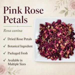 Op de afbeelding: Een vierkante witte schaal gevuld met gedroogde roze en diep magenta rozenblaadjes, gelabeld Rosa canina. De tekst luidt Pink Rose Petals, Dried Rose Petals, Botanical Ingredient, Packaged Fresh en Available in Multiple Sizes op een cr&egrave;mekleurige achtergrond.