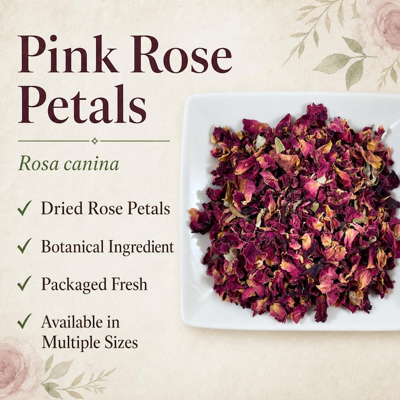 Op de afbeelding: Een vierkante witte schaal gevuld met gedroogde roze en diep magenta rozenblaadjes, gelabeld Rosa canina. De tekst luidt Pink Rose Petals, Dried Rose Petals, Botanical Ingredient, Packaged Fresh en Available in Multiple Sizes op een cr&egrave;mekleurige achtergrond.