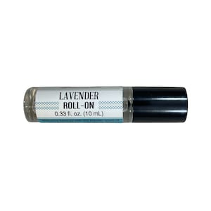 Puede incluir: Un frasco de roll-on de vidrio transparente con una tapa negra. La etiqueta dice "LAVENDER ROLL-ON 0.33 fl. oz. (10 mL) Welcome serenity with the popular scent of"