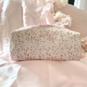 Aurelia Blumen Make-up Tasche - Handgemacht, MTO, Vintage inspiriert, Kosmetiktasche aus Baumwolle, Kulturtasche Frauen, Reisetasche Geschenkidee, Pink Beautiful