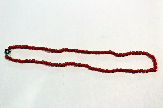 A single strand necklace of Vintage Czechoslovakia