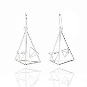 Grandes boucles d&#39;oreilles triangle asymétriques, Boucles d&#39;oreilles géométriques 3D, Boucles d&#39;oreilles triangle en argent sterling, Bijoux contemporains, Bijoux modernes