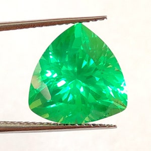 AAA 11x11 MM Flawless Tsavorite Garnet Loose Trillion Gemstone Cut, Nice Luster Beautiful Quality Fashion Jewelry & Ring Making Product. 6CT