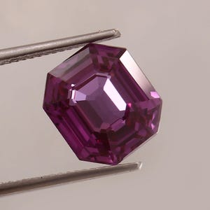 Ceylon Purple Sapphire Gemstone: Radiant Cut, 8 Carat, 11x10 mm