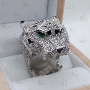 Anillo de compromiso Panthere pesado de 6,9 quilates con circonita cúbica blanca de talla redonda y ojos de talla pera verde y esmalte negro en plata 925 - Anillo Panthere