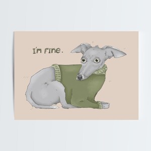Könnte beinhalten: Illustration eines grauen Hundes mit einem grünen Pullover und dem Text "i'm fine." Der Hund liegt auf einem hellbraunen Hintergrund. Das Kunstwerk hat einen skurrilen, cartoonartigen Stil.