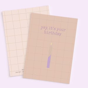 Ansichtkaart *joepie, je bent jarig*. Verjaardag. Ansichtkaart. Kaars. Minimalistisch. Kleurrijk. Goed humeur. Cadeau. Doe een wens.