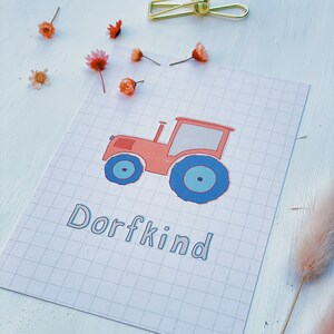 Postkarte *Dorfkind* . Dorf . Kindheit . draußen . Trecker . Traktor . Feld . Wald . Bauernhof . Landwirtschaft