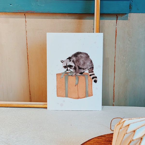 Postkarte „Waschbär mit Geschenk“ . Weihnachtsgeschenk . niedlich . Weihnachtszeit . schenken . Geburtstag . für dich . Gift Tag