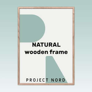 Puede incluir: Un marco de madera natural con fondo blanco y dos formas geométricas de color azul claro. El texto "NATURAL wooden frame" y "PROJECT NORD" está impreso en negro.