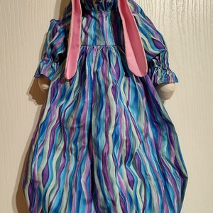 食料品/ビニール袋の女性、袋を持つ人、袋を持つ女性、ウサギ、うさぎ