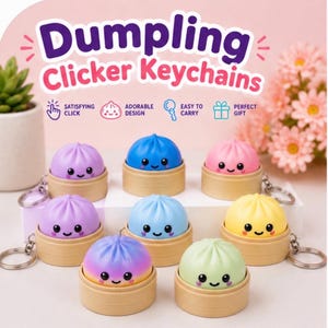 Könnte beinhalten: Eine Sammlung von sieben Dumpling-Klick-Schlüsselanhängern in verschiedenen Farben wie Lila, Blau, Rosa, Gelb und Grün, jeweils mit einem lächelnden Gesicht und einer beigen Basis. Der Text Dumpling Clicker Keychains steht oben im Bild.