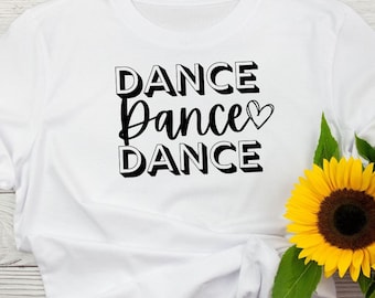 以下が含まれることがあります： 白いTシャツに黒い文字で「DANCE Dance DANCE」と書いてあり、