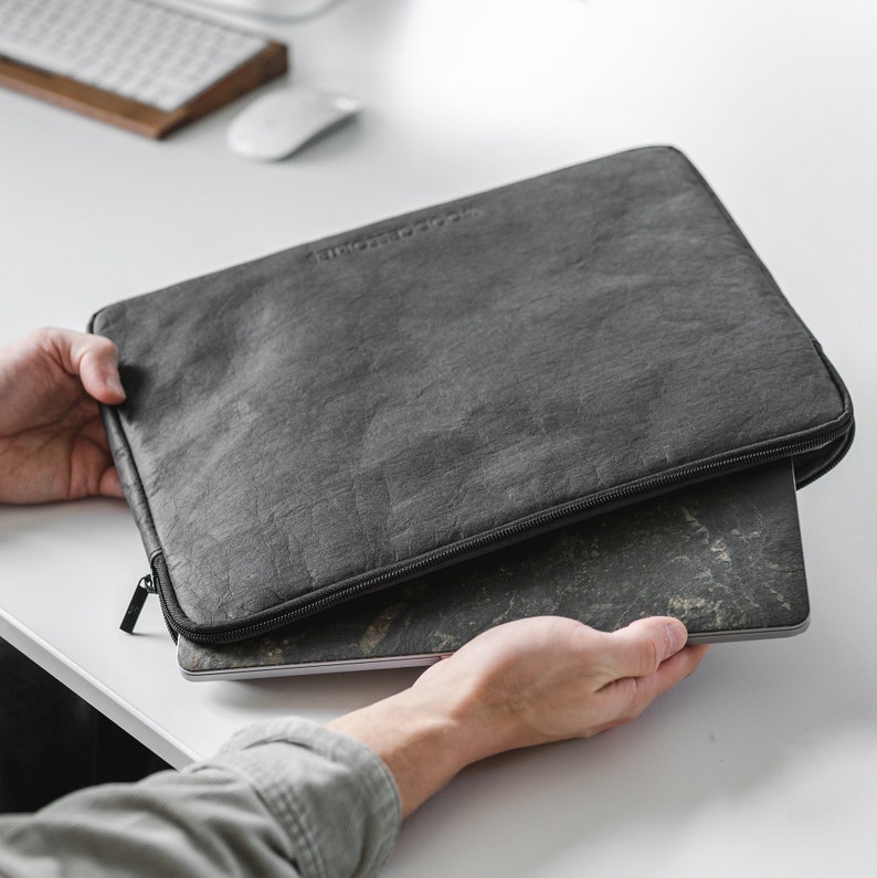 Sustainable laptop case, MacBook sleeve made from paper black, gray, brown Schwarz