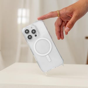 Woodcessories - Étui de téléphone portable avec œillets pour iPhone 16 Pro / iPhone 15 Pro avec MagSafe - Étui transparent à accrocher autour du cou sans chaîne