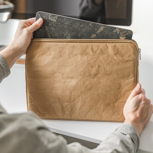 Nachhaltige Laptoptasche, MacBook Hülle aus Kraftpapier recycelbar Schwarz, Grau oder Braun 11-14 Zoll, 15-16 Zoll Bild 2