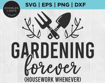 Puede incluir: Diseño gráfico en blanco y negro con un tema de jardinería. Presenta una pala y un rastrillo cruzados con enredaderas frondosas. El texto dice "GARDENING forever (HOUSEWORK WHENEVER)"